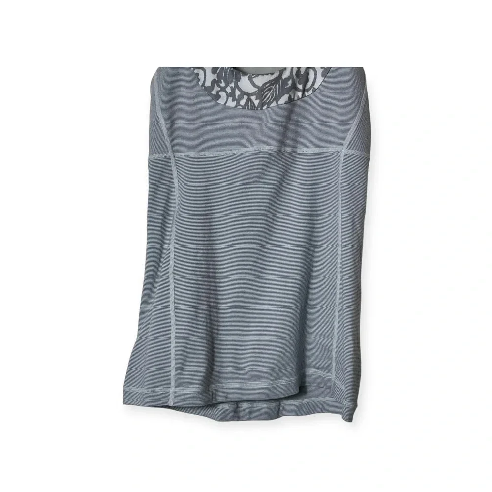 1828. LULULEMON GRAY AND WHITE WEE STRIPE BEACHY FLORAL PRINT SIZE 6 ALTHLETIC‎